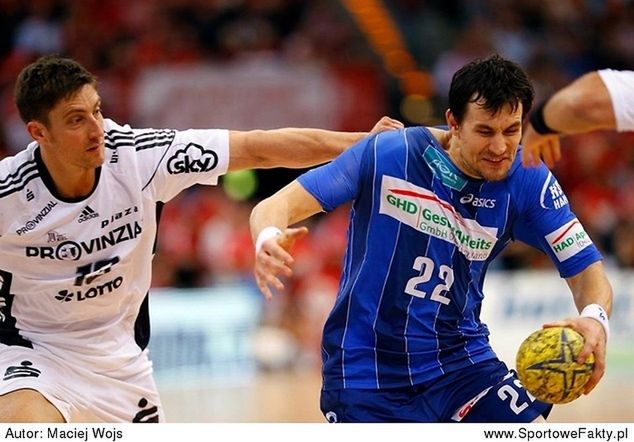 Marcin Lijewski nie miał łatwego zadania w walce z obrońcami THW / źródło: toyota-handball-bundesliga.de