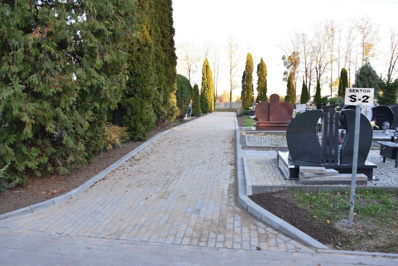 Psy na cmentarzu w Malborku. Zakaz był nielegalny