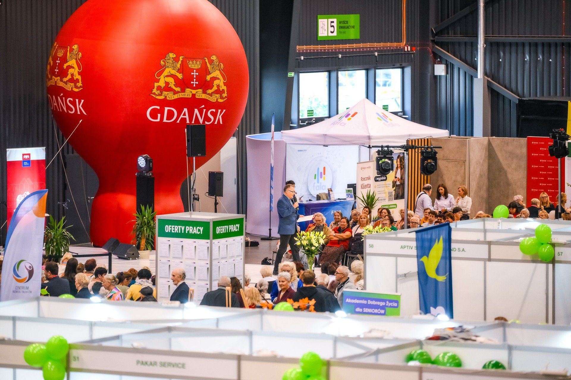 W hali AmberExpo pojawiło się ponad 200 wystawców i 40 firm oferujących zatrudnienie