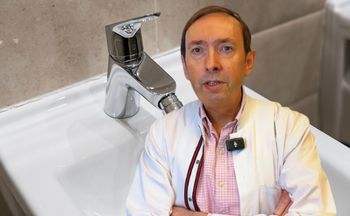 Używasz w łazience? Lepiej przestań. Proktolog stanowczo odradza