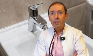 Używasz w łazience? Lepiej przestań. Proktolog stanowczo odradza
