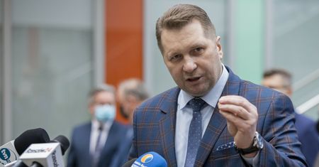 Kiedy wróci nauka stacjonarna w szkołach? Czarnek podał "najpóźniejszy" termin