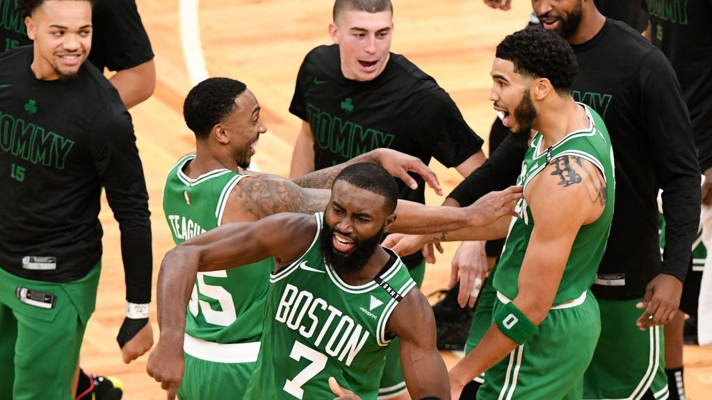 Zdjęcie okładkowe artykułu: Getty Images / Brian Fluharty-Pool / Na zdjęciu: koszykarze Boston Celtics. Jayson Tatum (pierwszy z prawej)