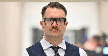 Zakamuflowany. Tak Łukasz Mejza prowadzi biuro poselskie