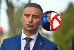 Bąkiewicz dostał "nakaz wyjazdu" z Radomia. Poseł KO przyniósł znak