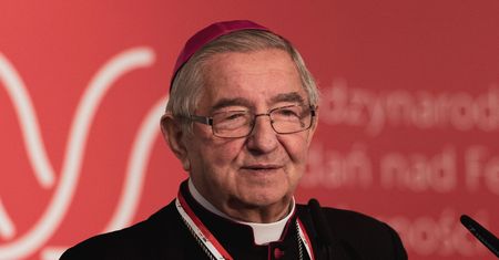 Arcybiskup Głódź został sołtysem. O. Gużyński mówi o skandalu