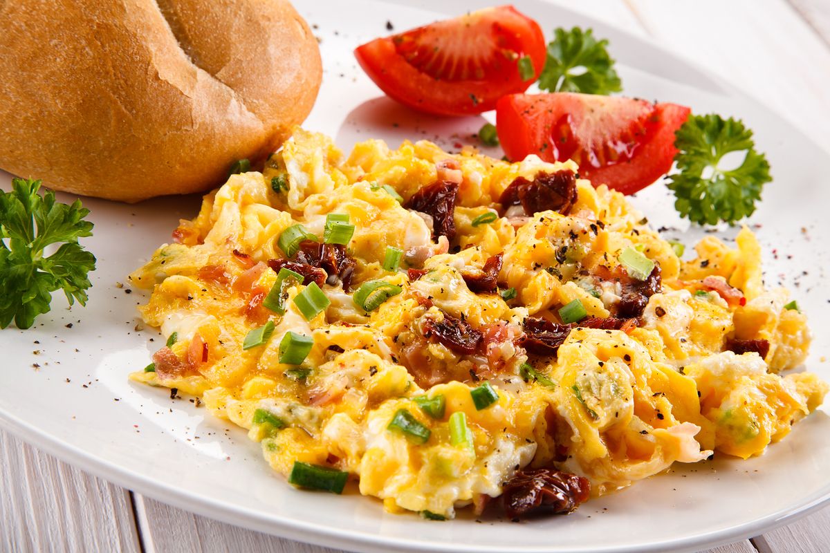 Jajecznica to śniadaniowy klasyk w wielu domach 
