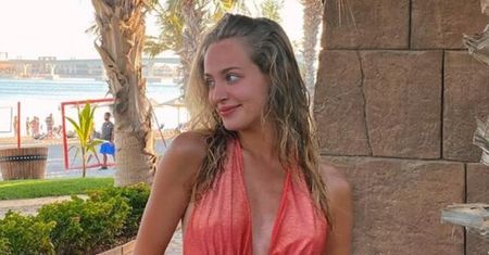 Wiktoria Gąsiewska pozuje przyklejona do szyby akwarium. Internauta kąśliwie: "Polecam PRZYSIADY" (FOTO)