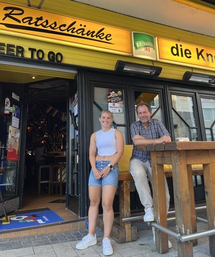 Hanna i Wolfgang przed pubem kibiców BVB - "Ratsschanke"