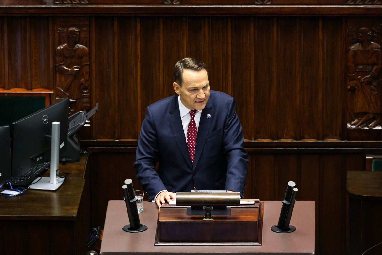 Radosław SikorskiWarszawa, 26.02.2026. Wicepremier, minister spraw zagranicznych Radosław Sikorski przedstawia expose ws. priorytetów polskiej polityki zagranicznej w Sejmie, 26 bm. (sko) PAP/Albert ZawadaAlbert Zawada10 10. X kadencja kadencji, mównica, obrady, obrady Sejmu, polityk, polityka, posiedzenie, sala obrad, sala plenarna, sala posiedzeń, sejm, sejmu