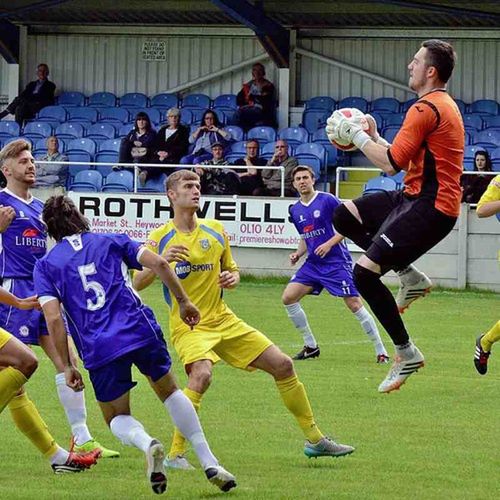 Małkowski (z piłką w dłoniach) w meczu ligowym w Anglii