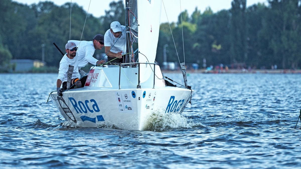 Piotr Tarnacki z załogą na jachcie klasy Micro