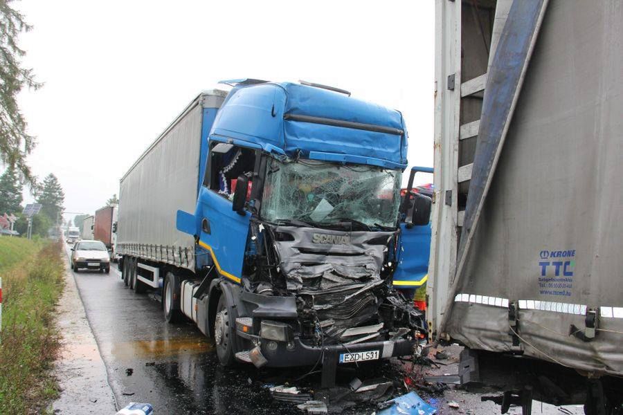 Wypadek w Pacanowie. Trzy ciężarówki zderzyły się na drodze krajowej nr 73