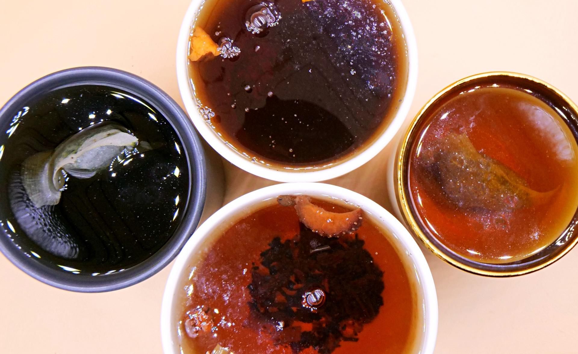 W leczeniu niestrawności warto wypróbować naturalne napary ziołowe.