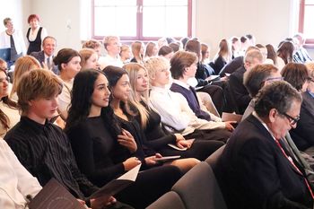 Śrem: Liceum Ogólnokształcące z Wybitnym Absolwentem w Galerii