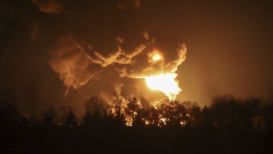 Pożar bazy paliwowej niedaleki Kijowa, Fot. PAP/EPA/ALISA YAKUBOVYCH