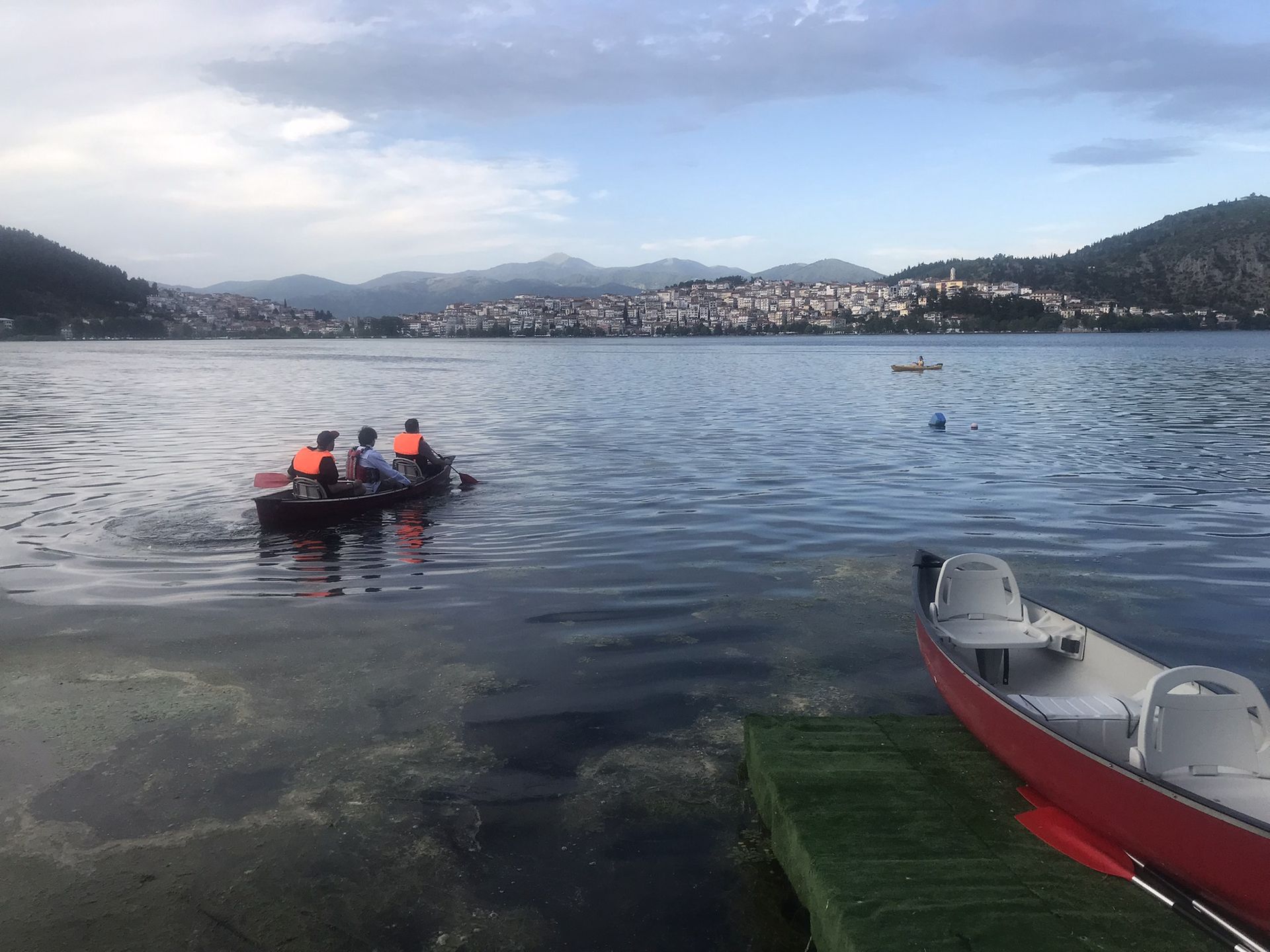 Na jeziorze Kastoria można pływać łódką i kajakiem. Można także wypłynąć statkiem w rejs wokół półwyspu 