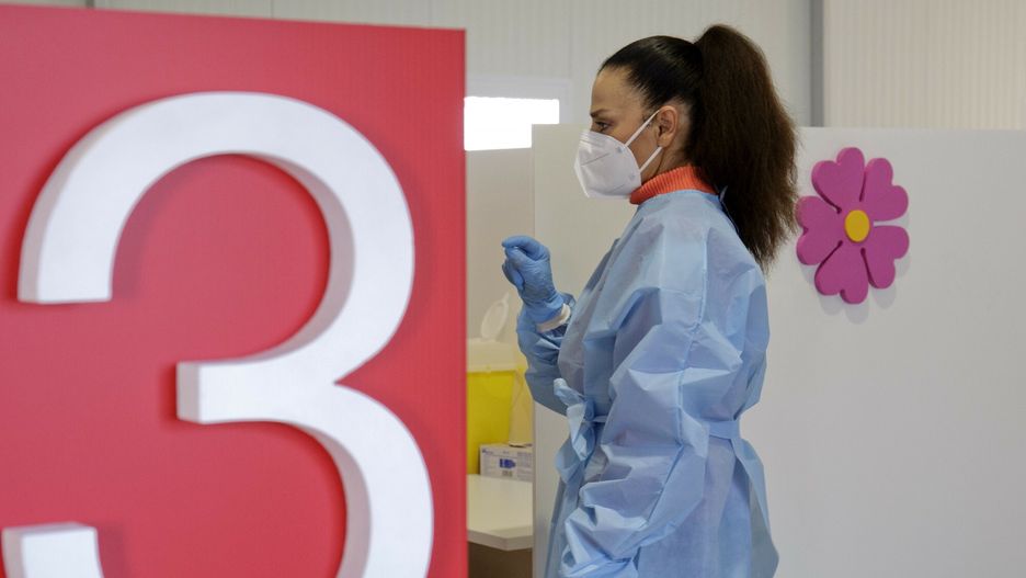Włochy. 23-latka przedawkowała szczepionkę, teraz pije 7 litrów wody dziennie (zdjęcie ilustracyjne)