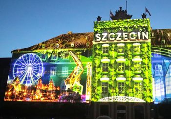 Spektakularny mapping z okazji 80-lecia Szczecina na Urzędzie Miasta  przyciągnął tłumy
