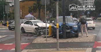 Warszawa. Poważne zderzenie dwóch aut na Woli. Jeden pojazd uderzył w słup