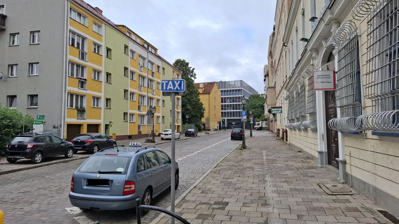 Więcej miejsc parkingowych kosztem postojów taksówek? To pomysł władz Szczecina