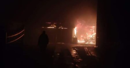 Pożar stodoły w wigilijną noc. W środku samochód i traktor