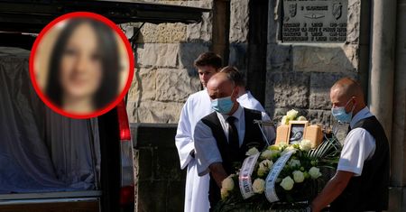 Grób Basi z Katowic zasypany wieńcami. Napisy to prawdziwe wyciskacze łez