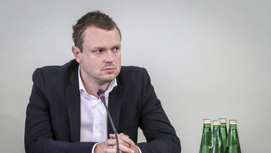 Wybite szyby w mieszkaniu Michała Tuska. Sąd uniewinnia drugiego oskarżonego 