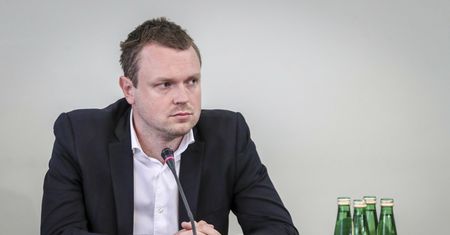 Wybite szyby w mieszkaniu Michała Tuska. Sąd uniewinnia drugiego oskarżonego