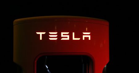Tesla pozywa byłego pracownika. Mężczyzna miał ukraść 26 tys. plików z poufnymi danymi