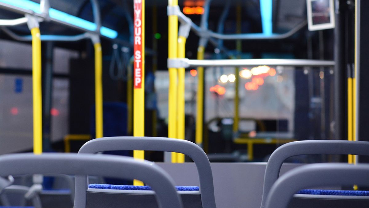 "Pijany agresor" zaczepiał dziewczynkę w autobusie. Nikt nie reagował