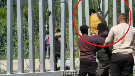  Imigranci bez problemu przekraczają zaporę na granicy polsko-białoruskiej 