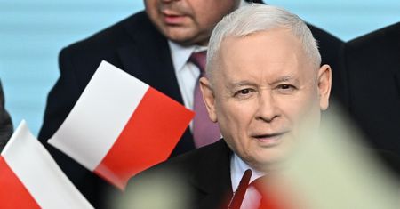 Rywale Kaczyńskiego muszą zamilknąć. "Wlał im beton do ust"