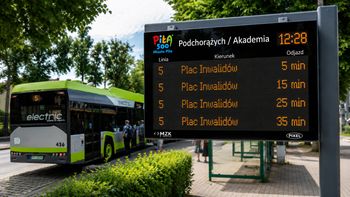45 inteligentnych tablic działa już w Pile. Nie tylko pokazują czas przyjazdu autobusów