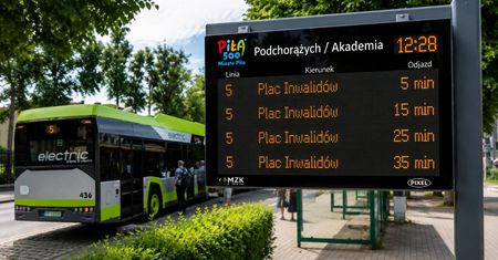 45 inteligentnych tablic działa już w Pile. Nie tylko pokazują czas przyjazdu autobusów