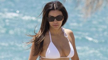51-letnia Eva Longoria rozpoczęła sezon plażowania od OGNISTEGO zdjęcia w białym bikini. Imponująca forma? (FOTO)