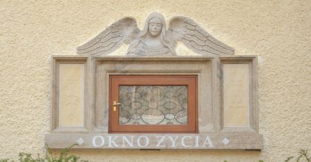 Matka zostawiła dziecko w oknie życia. Ojciec próbuje je odzyskać