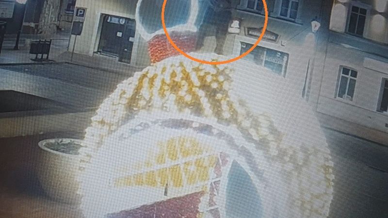 Boże Narodzenie. Akt wandalizmu w centrum. 23-latek zniszczył świąteczną iluminacją