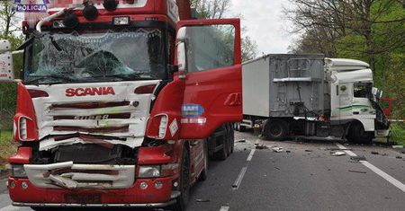 Wypadek w Obrokach. Zderzenie trzech ciężarówek i osobówki (zdjęcia)