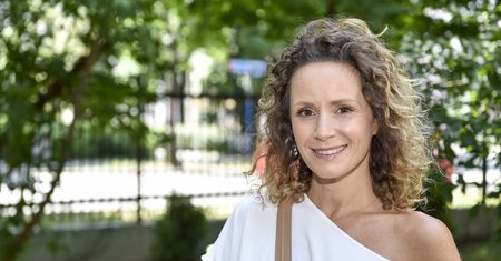 Pluska się z "siostrą" w basenie. Pokazały się w skąpych bikini
