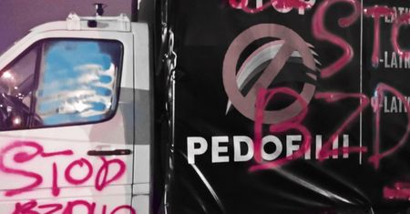 Furgonetka do propagandy przeciw społeczności LGBT została zwandalizowana przez aktywistki! (FOTO)