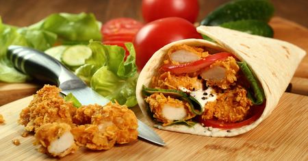 Tortilla z chrupiącym kurczakiem z sałatą, serem i sosem ranczerskim