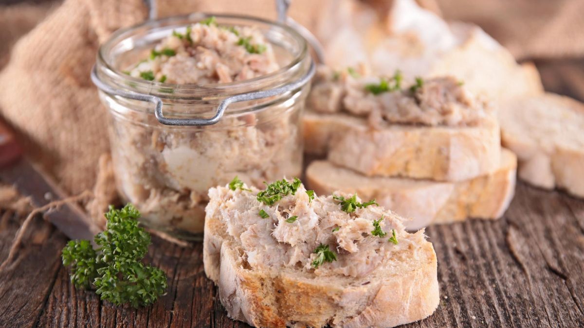 Rillette to popularne francuskie smarowidło, które przypomina nieco pasztet lub smalec.