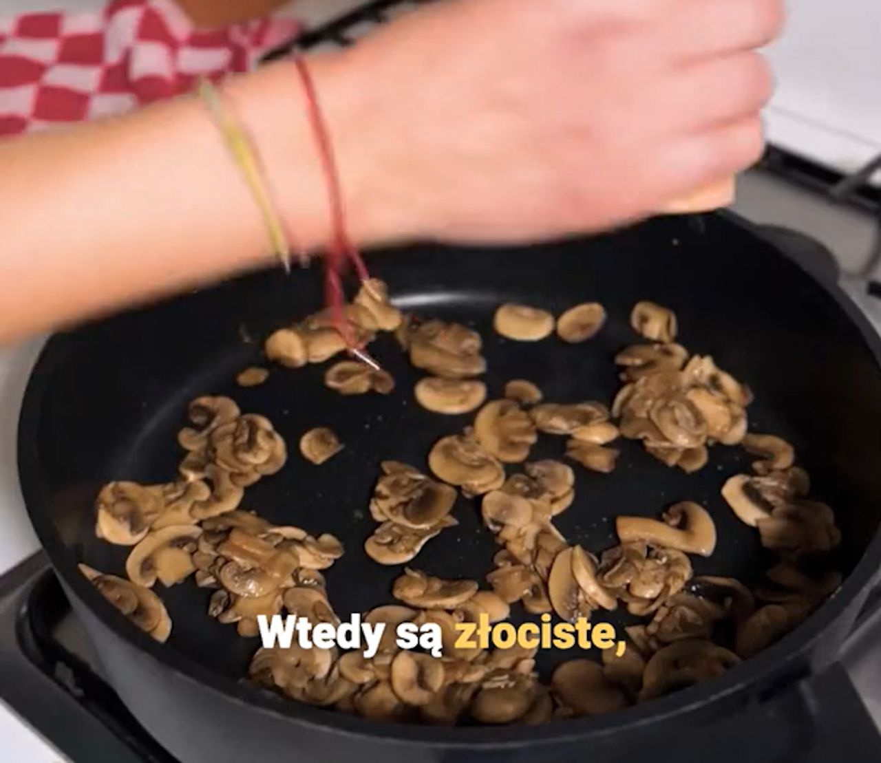 Solisz cebulę w trakcie smażenia? Oto, najczęstsze błędy podczas gotowania