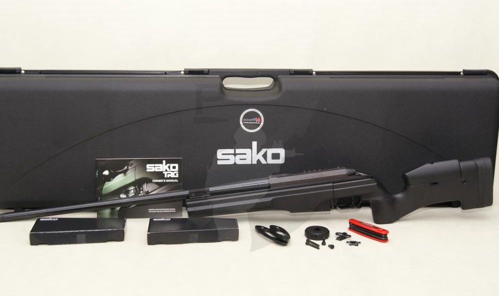 Karabin SAKO TRG-42 (ze stałą kolbą) wraz z dodatkami.