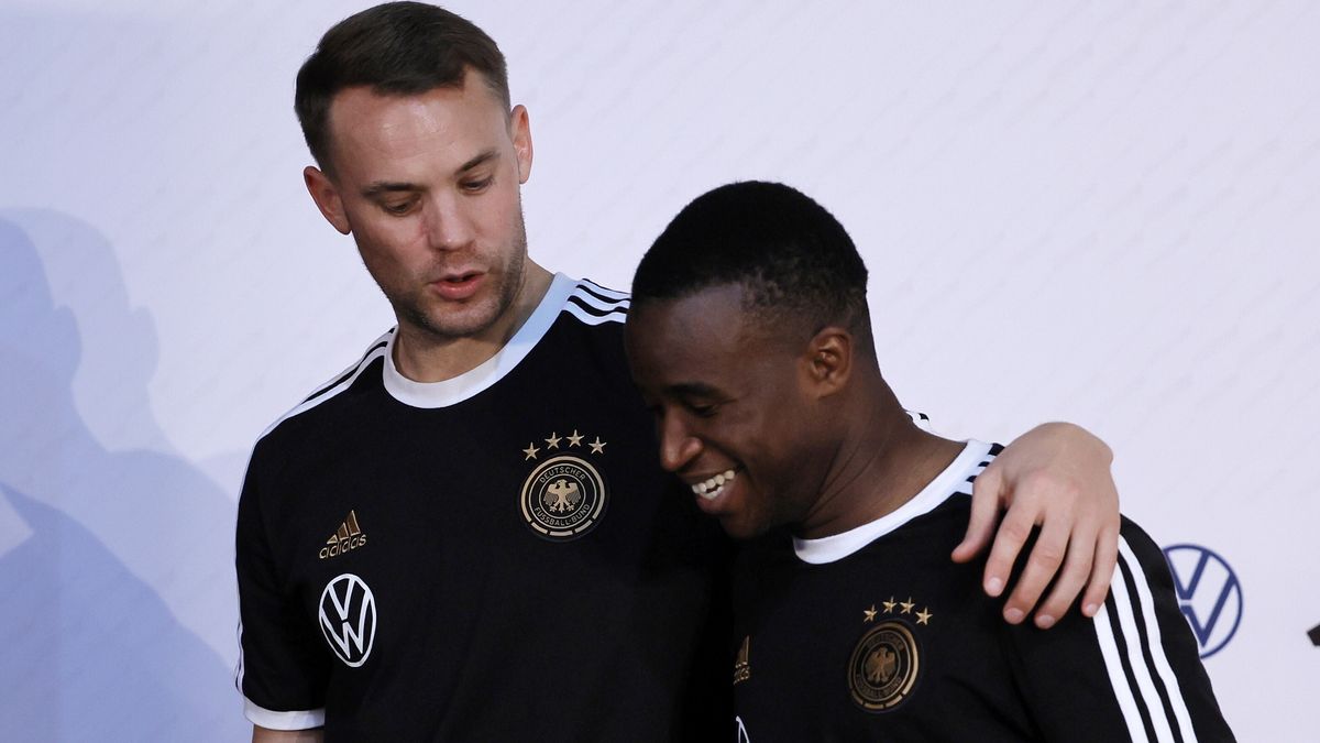 Manuel Neuer (z lewej) i Youssoufa Moukoko