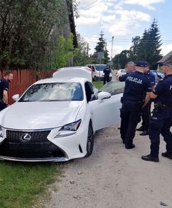 Warszawa. Potrącił policjantkę, funkcjonariusze oddali kilka strzałów. 20-latek został zatrzymany