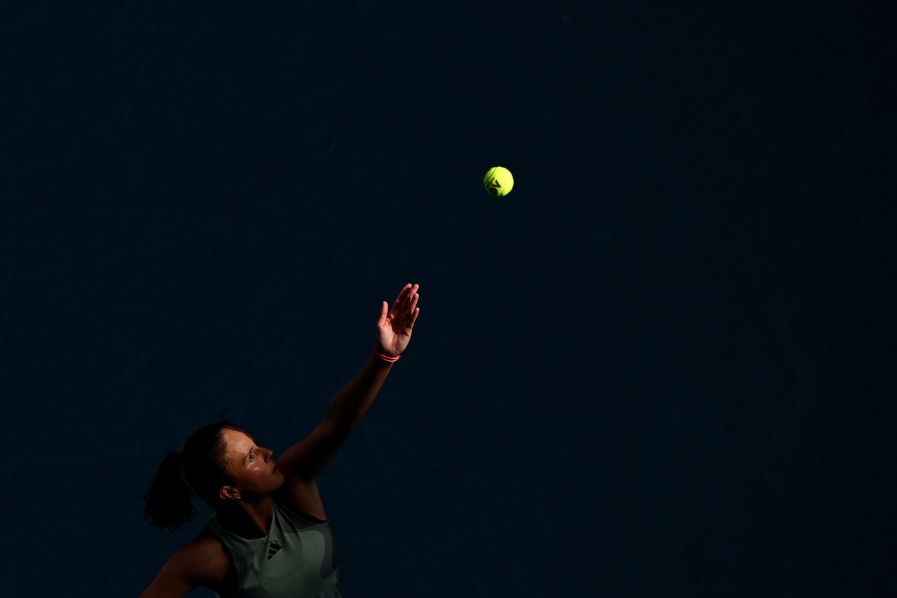 Daria Kasatkina of Russia in action during her second round match against Sloane Stephens of the USA on Day 5 of the 2024 Australian Open at Melbourne Park in Melbourne, Australia, 18 January 2024. EPA/JOEL CARRETT AUSTRALIA AND NEW ZEALAND OUT Dostawca: PAP/EPA.