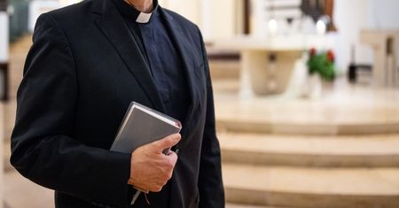 Ksiądz okradał plebanie. "Podpowiadał, gdzie jest gotówka"