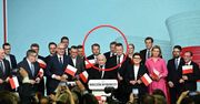 Morawiecki na samym końcu. Tuż za Kaczyńskim ktoś zupełnie inny